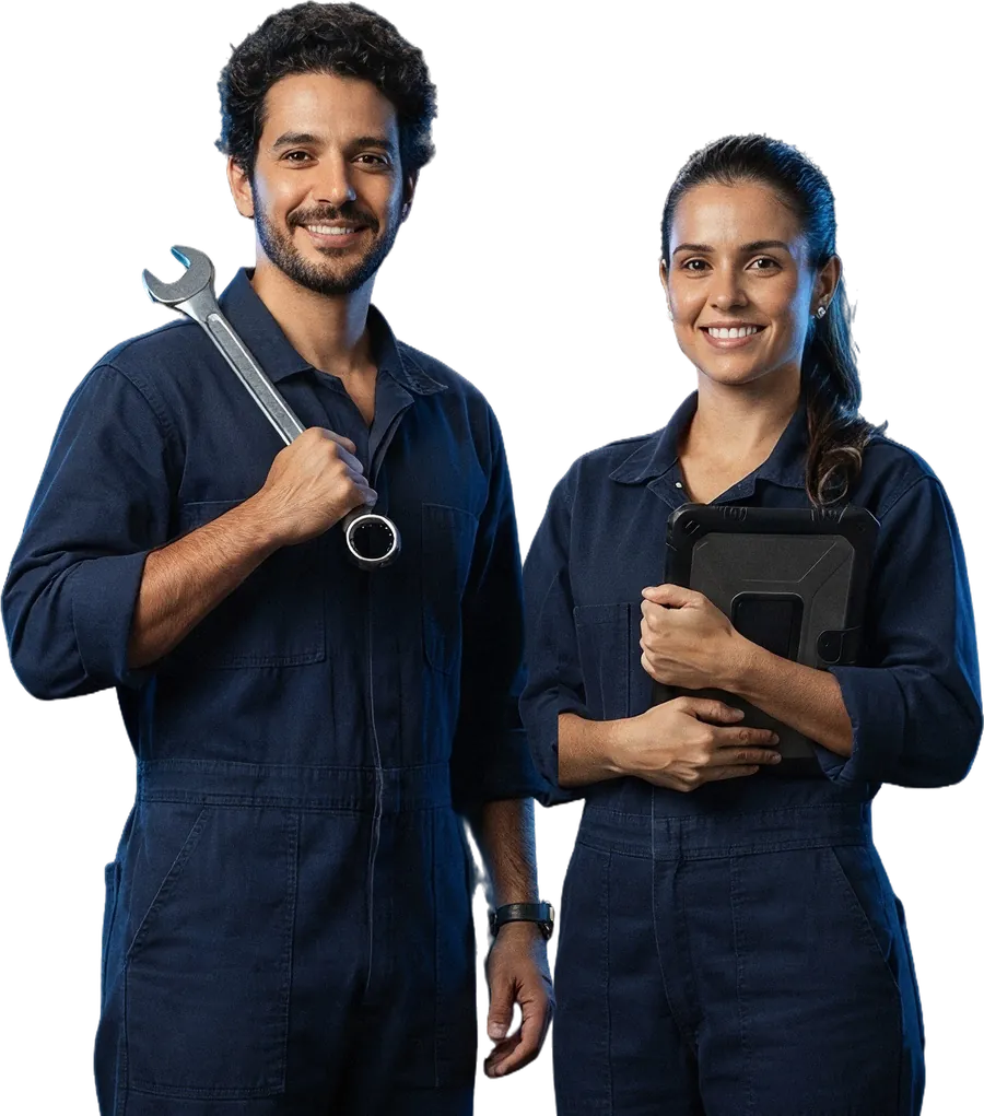 Mecânico e mecânica de aeronaves sorrindo, de macacão azul-marinho